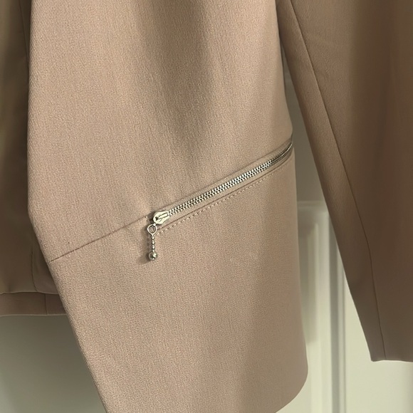 Women’s size 6 blazer. Express - Picture 3 of 12